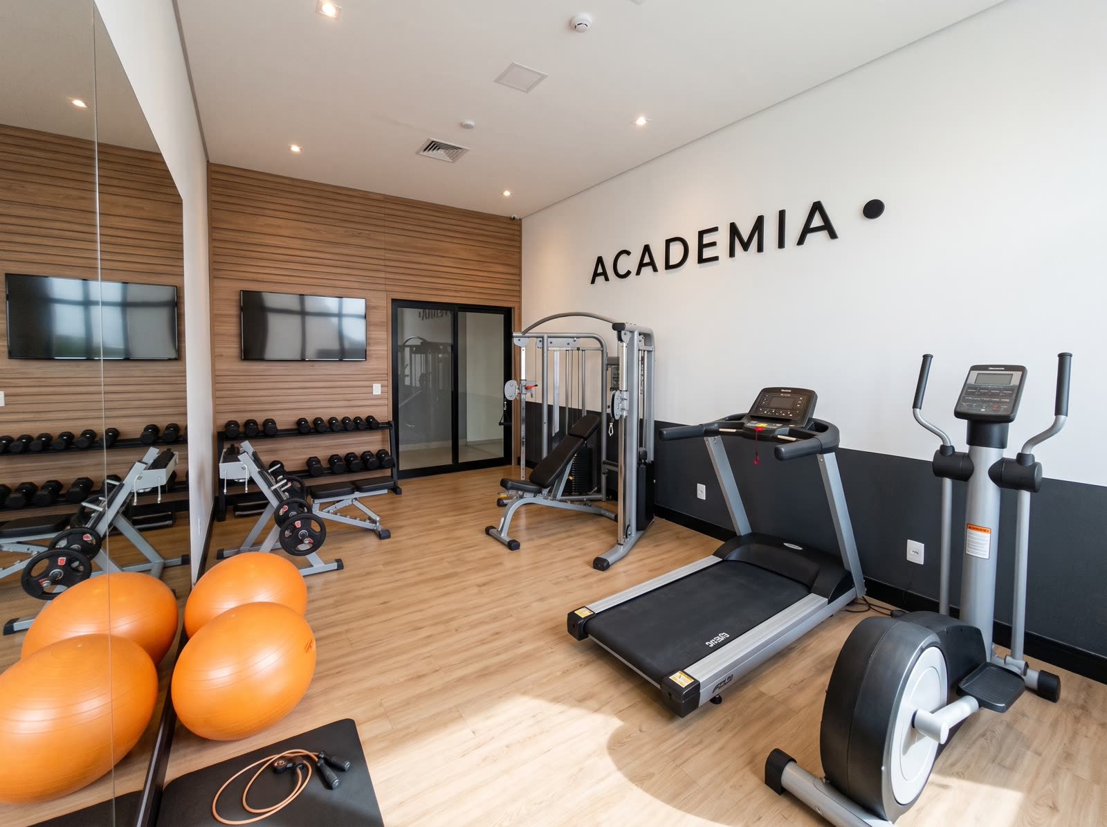 Academia equipada com esteira, bicicleta e pesos