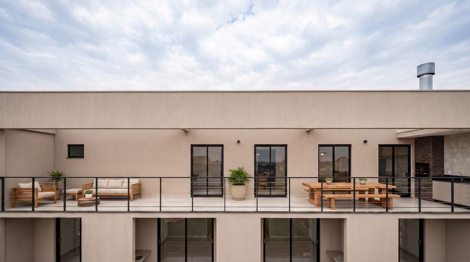 Terraço de convivência com área de estar ao ar livre